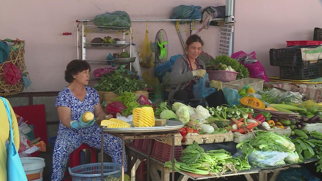 Xăng leo thang nhưng tiểu thương vẫn chưa dám tăng giá - Ảnh 3.