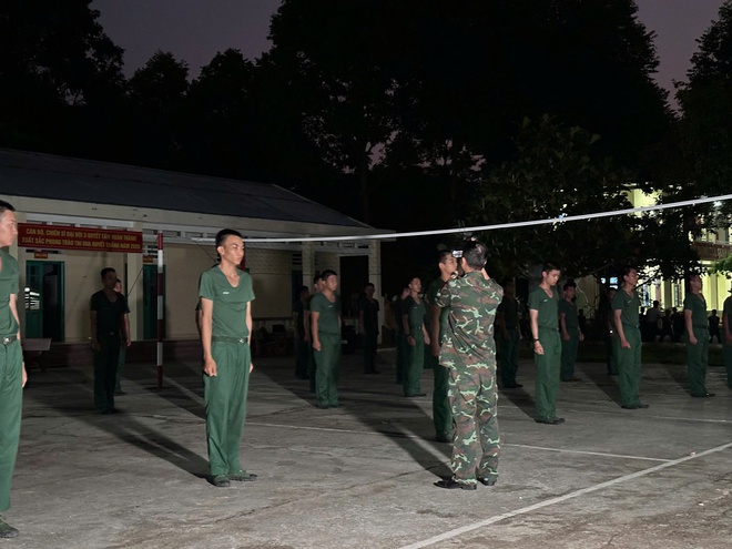 Một ngày rèn luyện của chiến sĩ trẻ tại Trung đoàn 143 - Ảnh 3.