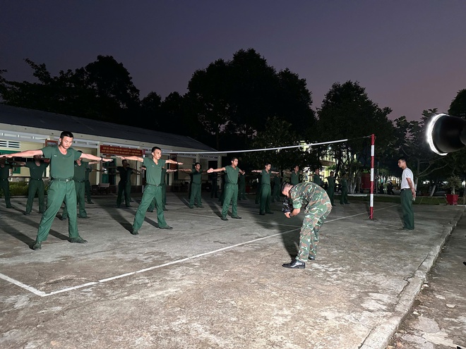 Một ngày rèn luyện của chiến sĩ trẻ tại Trung đoàn 143 - Ảnh 2.