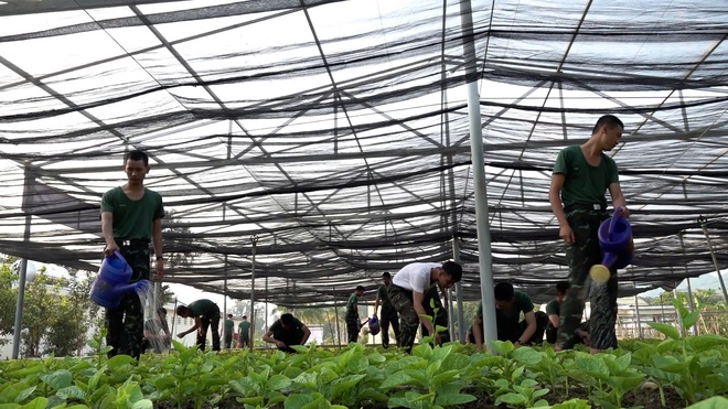 Một ngày rèn luyện của chiến sĩ trẻ tại Trung đoàn 143 - Ảnh 8.