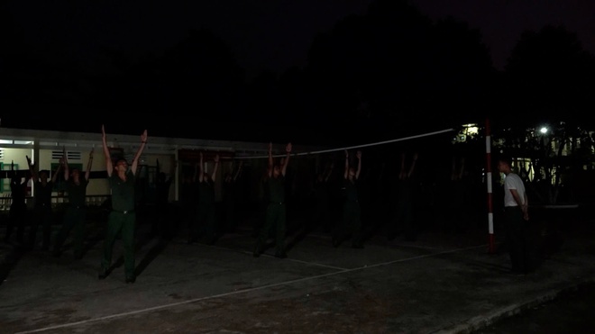 Một ngày rèn luyện của chiến sĩ trẻ tại Trung đoàn 143 - Ảnh 1.