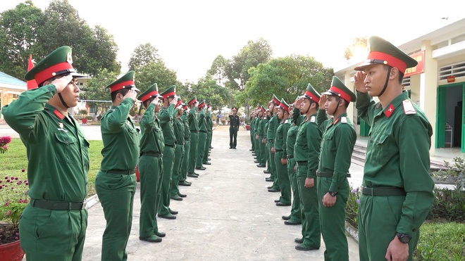 Một ngày rèn luyện của chiến sĩ trẻ tại Trung đoàn 143 - Ảnh 13.