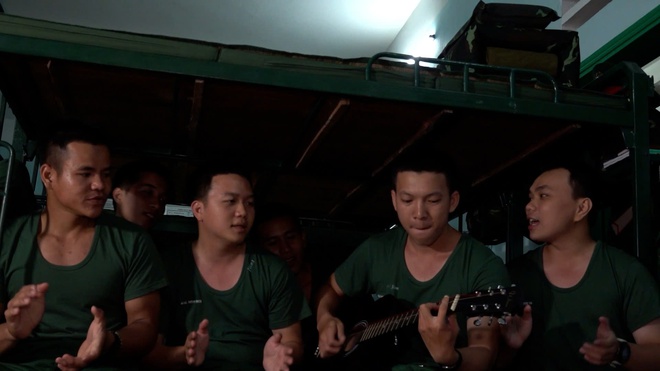 Một ngày rèn luyện của chiến sĩ trẻ tại Trung đoàn 143 - Ảnh 12.