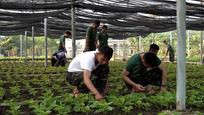 Một ngày rèn luyện của chiến sĩ trẻ tại Trung đoàn 143 - Ảnh 10.