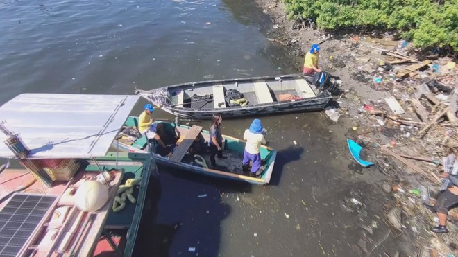 Hàng rào nổi làm từ tóc chống ô nhiễm trên biển ở Brazil - Ảnh 2.