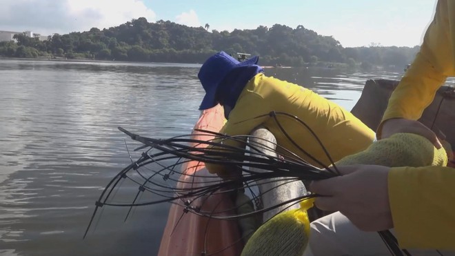 Hàng rào nổi làm từ tóc chống ô nhiễm trên biển ở Brazil - Ảnh 3.