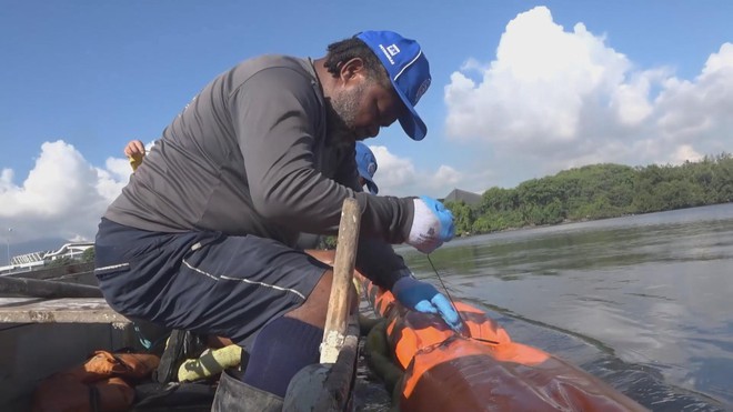 Hàng rào nổi làm từ tóc chống ô nhiễm trên biển ở Brazil - Ảnh 6.