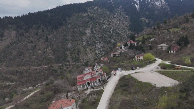 Nhà thờ nghiêng 17 độ: Điểm đến kỳ lạ khiến du khách mất phương hướng - Ảnh 1.