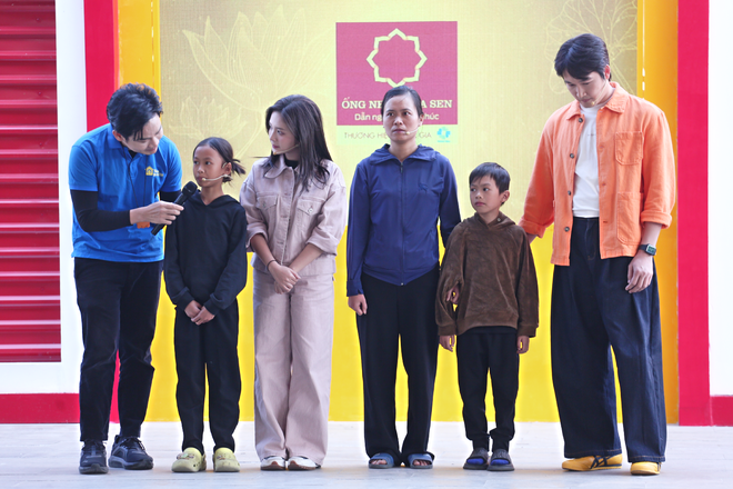 Đình Tú và vợ tặng xe đạp, hỗ trợ tiền cho hai chị em mồ côi - Ảnh 3.