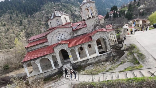 Nhà thờ nghiêng 17 độ: Điểm đến kỳ lạ khiến du khách mất phương hướng - Ảnh 2.