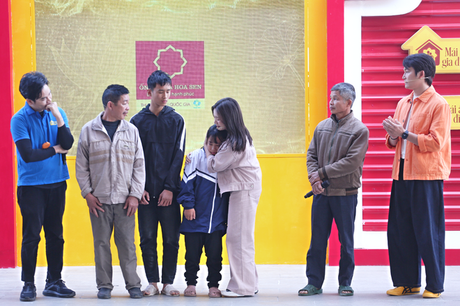 Đình Tú và vợ tặng xe đạp, hỗ trợ tiền cho hai chị em mồ côi - Ảnh 4.