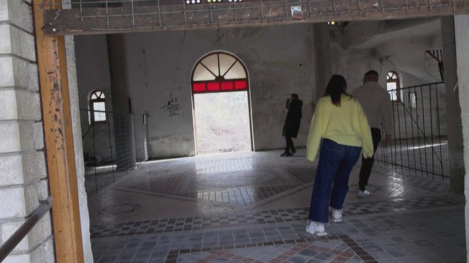 Nhà thờ nghiêng 17 độ: Điểm đến kỳ lạ khiến du khách mất phương hướng - Ảnh 3.