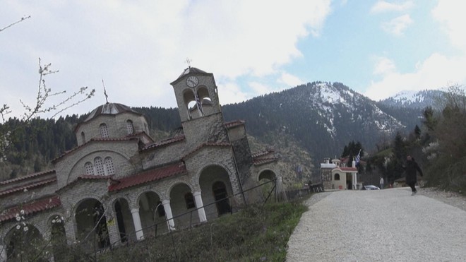 Nhà thờ nghiêng 17 độ: Điểm đến kỳ lạ khiến du khách mất phương hướng - Ảnh 4.