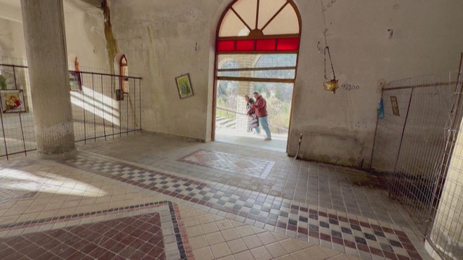 Nhà thờ nghiêng 17 độ: Điểm đến kỳ lạ khiến du khách mất phương hướng - Ảnh 6.