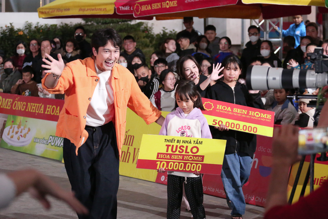 "Mái ấm gia đình Việt" tập 4 trao hơn 500 triệu đồng cho các em nhỏ mồ côi - Ảnh 7.