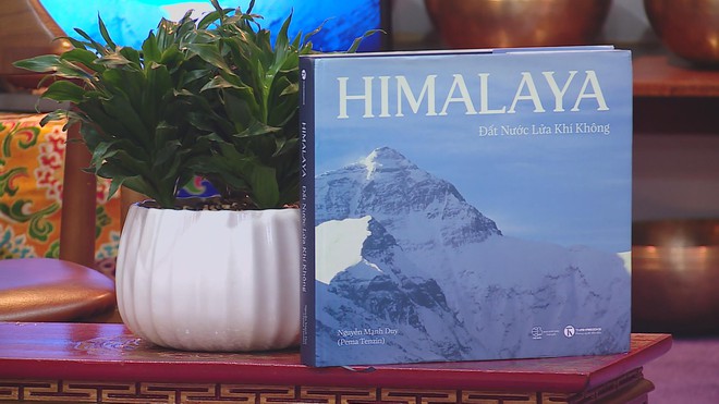 Giải mã sức hút Himalaya qua gần 500 trang sách ảnh "Đất Nước Lửa Khí Không" - Ảnh 1.