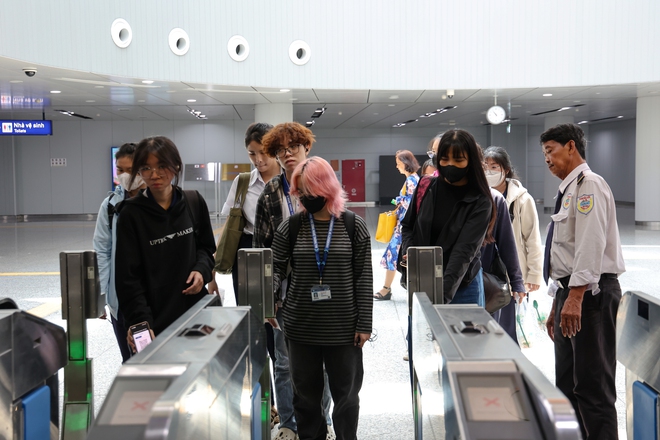 Áp lực giá xăng, sinh viên tìm đến Metro- Ảnh 8.