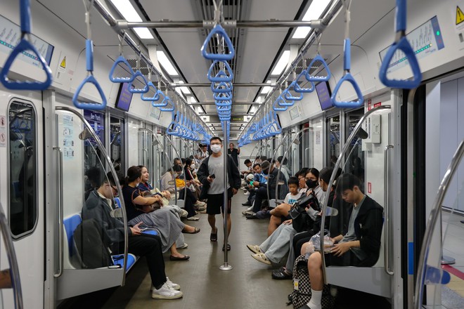 Áp lực giá xăng, sinh viên tìm đến Metro- Ảnh 9.