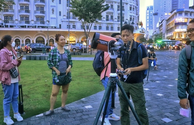 Tối nay người dân TP. Hồ Chí Minh xem trăng máu ở đâu? Nơi nào thấy nguyệt thực sớm nhất? - Ảnh 2.