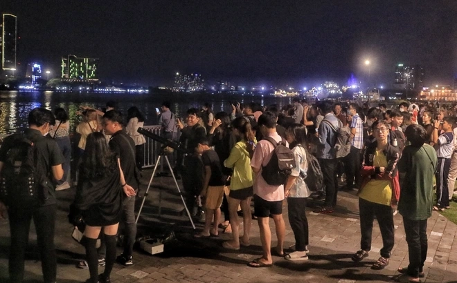 Tối nay người dân TP. Hồ Chí Minh xem trăng máu ở đâu? Nơi nào thấy nguyệt thực sớm nhất? - Ảnh 3.