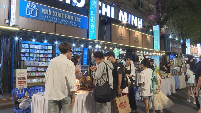 Ngày hội Sách và Văn hóa đêm: Nơi giao thoa giữa giá trị truyền thống và hơi thở đương đại - Ảnh 1.