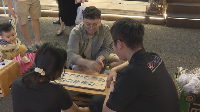 Ngày hội Sách và Văn hóa đêm: Nơi giao thoa giữa giá trị truyền thống và hơi thở đương đại - Ảnh 2.