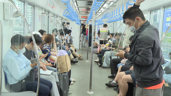 Người dân đổ xô đi xe buýt, Metro trước áp lực giá xăng- Ảnh 4.