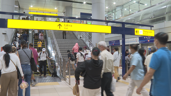 Người dân đổ xô đi xe buýt, Metro trước áp lực giá xăng- Ảnh 3.