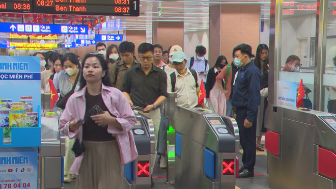 Người dân đổ xô đi xe buýt, Metro trước áp lực giá xăng- Ảnh 5.