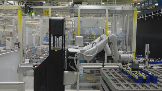 Trung Quốc: Robot hình người bắt đầu làm việc tại nhà máy - Ảnh 2.