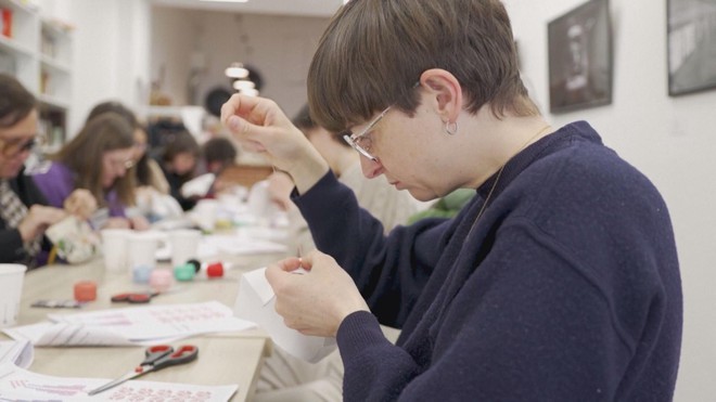 Người tị nạn Palestine bảo tồn nghề thêu truyền thống tại Tây Ban Nha - Ảnh 1.