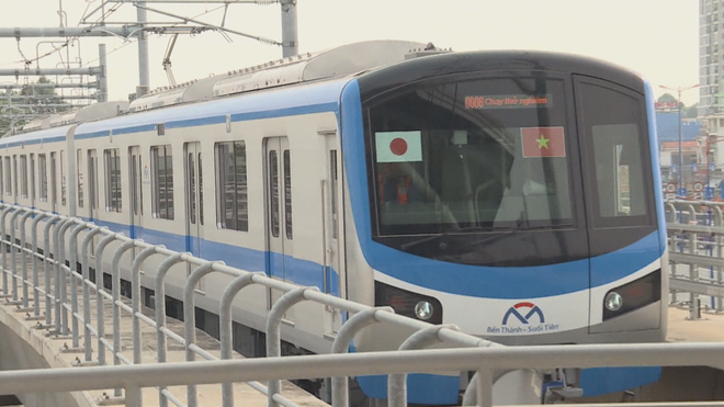 60 Giây ngày 4/3/2026 | TP. Hồ Chí Minh: Người dân thích thú xem nguyệt thực toàn phần, trăng máu - Ảnh 1.