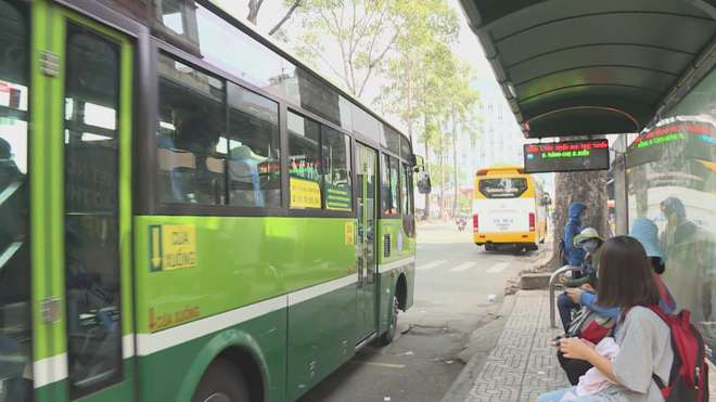 60 Giây ngày 4/3/2026 | TP. Hồ Chí Minh: Người dân thích thú xem nguyệt thực toàn phần, trăng máu - Ảnh 2.