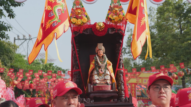 60 Giây ngày 4/3/2026 | TP. Hồ Chí Minh: Người dân thích thú xem nguyệt thực toàn phần, trăng máu - Ảnh 3.