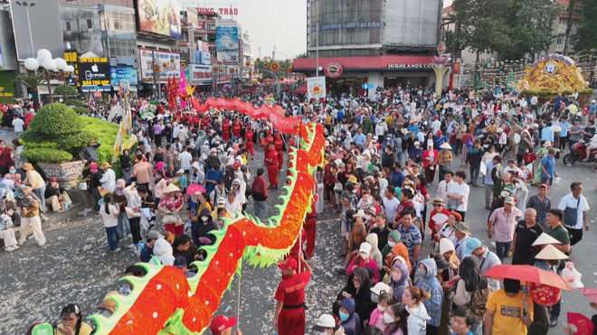 60 Giây ngày 4/3/2026 | TP. Hồ Chí Minh: Người dân thích thú xem nguyệt thực toàn phần, trăng máu - Ảnh 4.