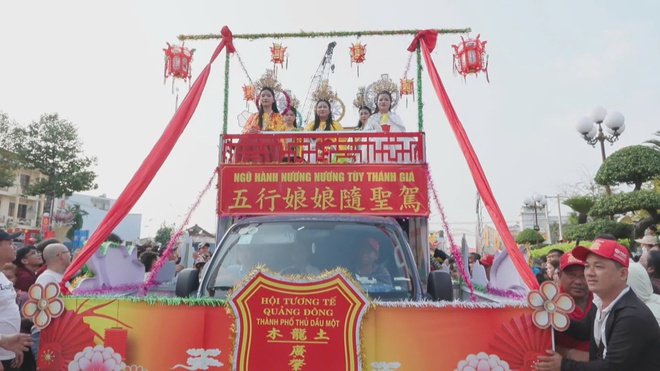 Rộn ràng Lễ rước kiệu Bà Thiên Hậu Thánh Mẫu - Ảnh 3.