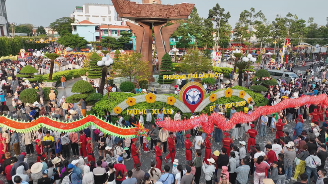 60 Giây ngày 4/3/2026 | TP. Hồ Chí Minh: Người dân thích thú xem nguyệt thực toàn phần, trăng máu - Ảnh 5.
