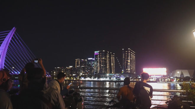 60 Giây ngày 4/3/2026 | TP. Hồ Chí Minh: Người dân thích thú xem nguyệt thực toàn phần, trăng máu - Ảnh 6.