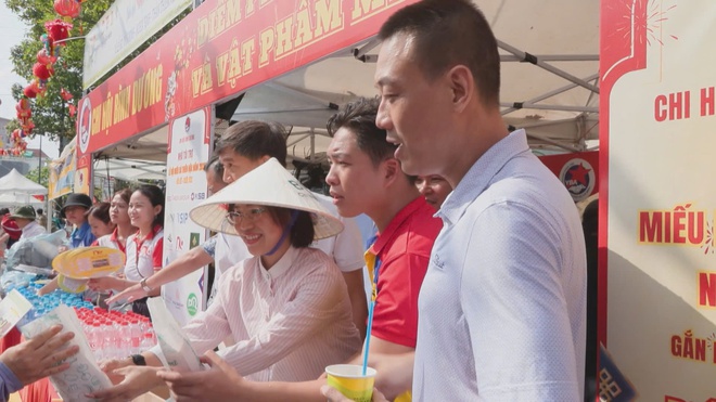 Rộn ràng Lễ rước kiệu Bà Thiên Hậu Thánh Mẫu - Ảnh 2.