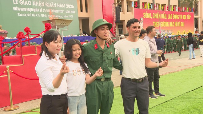 Sôi nổi ngày hội giao nhận quân 2026: Khí thế tuổi trẻ lan toả khắp TP. Hồ Chí Minh- Ảnh 9. Sôi nổi ngày hội giao nhận quân 2026: Khí thế tuổi trẻ lan toả khắp TP. Hồ Chí Minh- Ảnh 9.