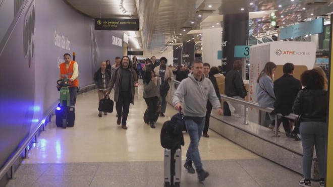 Nhiều nước gấp rút đưa công dân mắc kẹt ở vùng chiến sự về  - Ảnh 3.