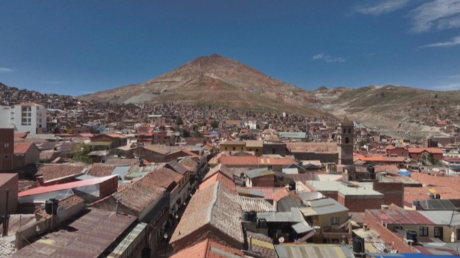 Bolivia: Nhiều người trẻ "liều mạng" tìm bạc - Ảnh 1.