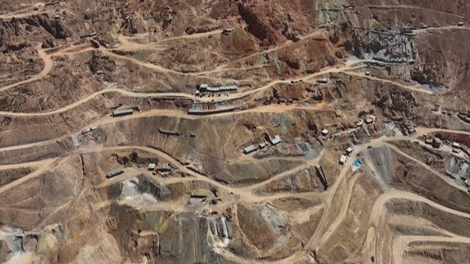 Bolivia: Nhiều người trẻ "liều mạng" tìm bạc - Ảnh 2.