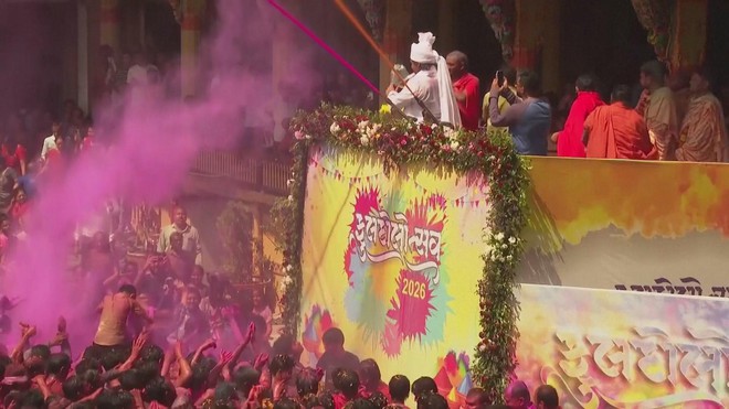 Người dân Ấn Độ chào đón lễ hội sắc màu Holi - Ảnh 4.