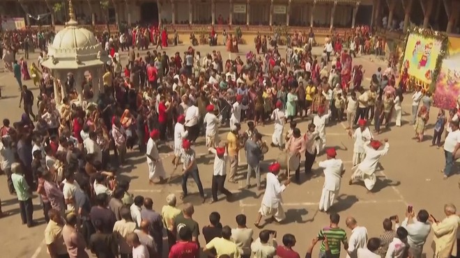 Người dân Ấn Độ chào đón lễ hội sắc màu Holi - Ảnh 3.