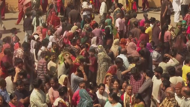 Người dân Ấn Độ chào đón lễ hội sắc màu Holi - Ảnh 2.