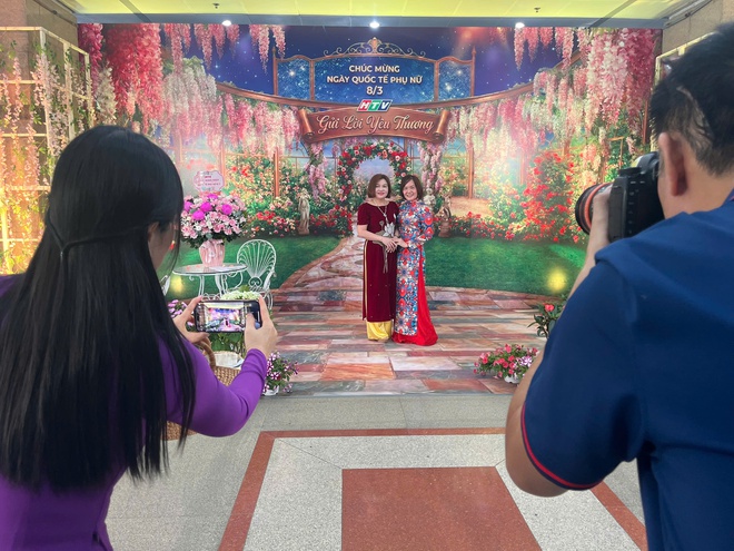 HTV hưởng ứng Tuần lễ Áo dài, chào mừng Ngày Quốc tế Phụ nữ 8/3 - Ảnh 2.
