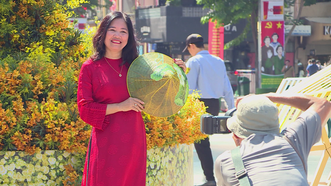 Phố đi bộ Nguyễn Huệ: "Nhuộm thắm" sắc áo dài trong ngày 8/3- Ảnh 1.