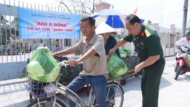 Bếp hồng quân sự: Ấm áp tình quân dân giữa lòng thành phố - Ảnh 1.