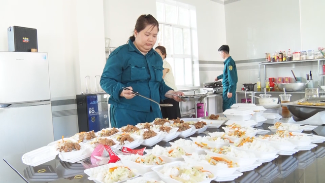 Bếp hồng quân sự: Ấm áp tình quân dân giữa lòng thành phố - Ảnh 2.